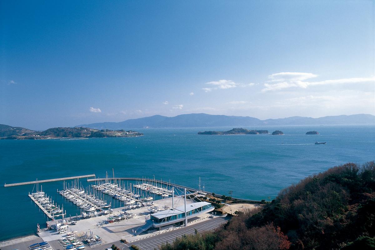 今の季節にこそ見に行きたい 瀬戸内市で出会えるアートな夏風景5選 おか旅 岡山観光web 公式 岡山県の観光 旅行情報ならココ