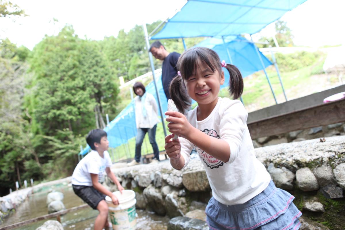 夏休みに家族で行きたい 岡山で魚のつかみどりができるスポット6選 おか旅 岡山観光web 公式 岡山県の観光 旅行情報ならココ