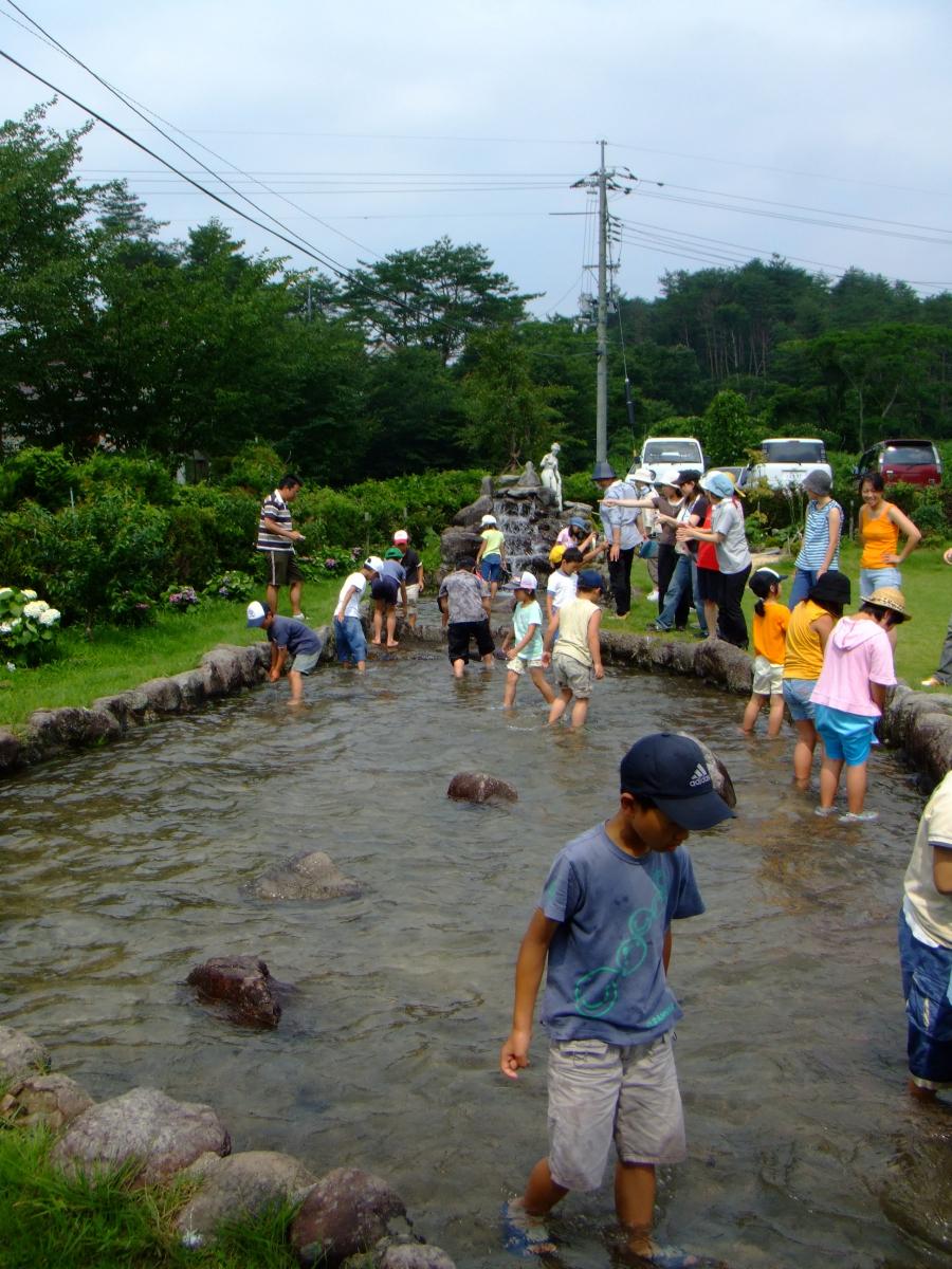 夏休みに家族で行きたい 岡山で魚のつかみどりができるスポット6選 おか旅 岡山観光web 公式 岡山県の観光 旅行情報ならココ