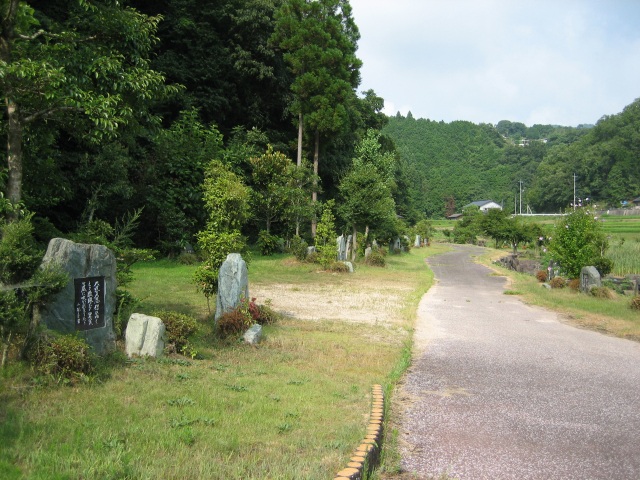 誕生寺ふるさと公園（笛吹川歌碑公園）