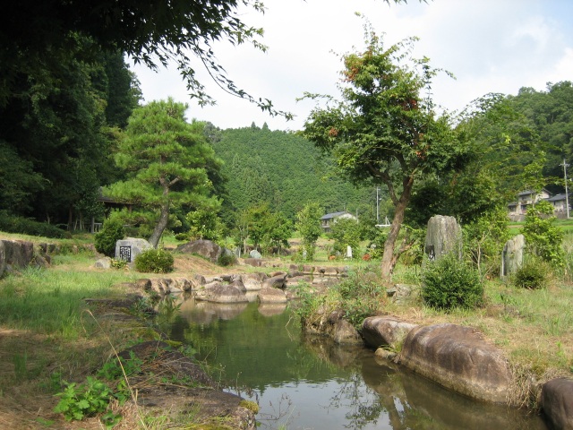 誕生寺ふるさと公園（笛吹川歌碑公園）
