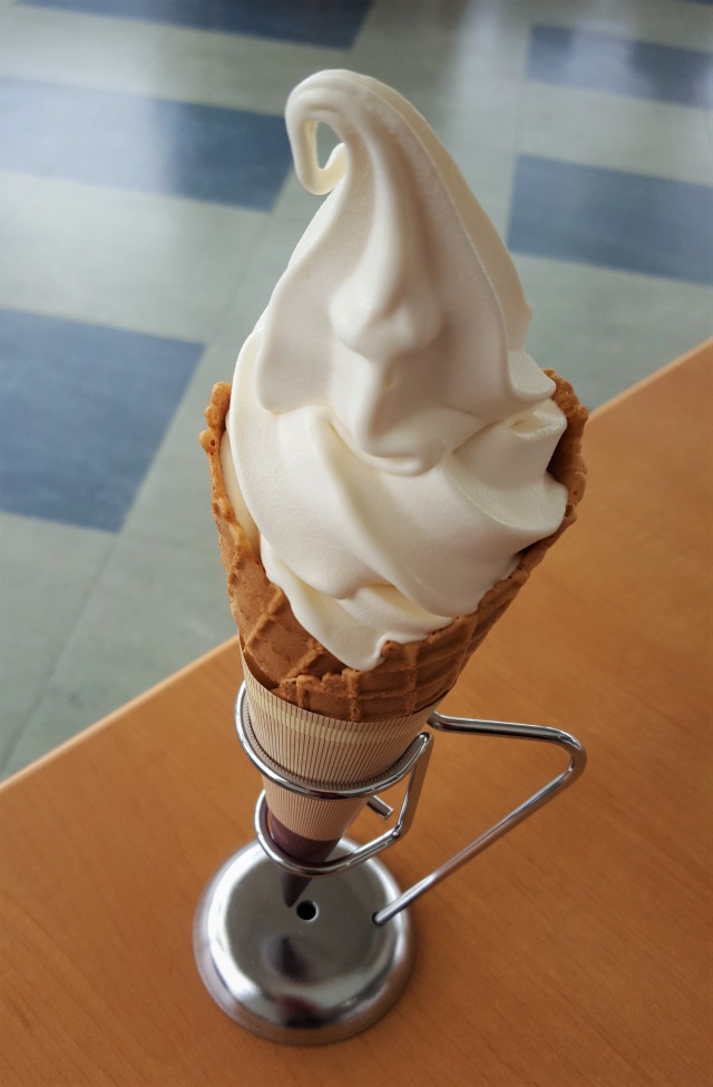 蒜山ジャージーソフトクリーム（縦）