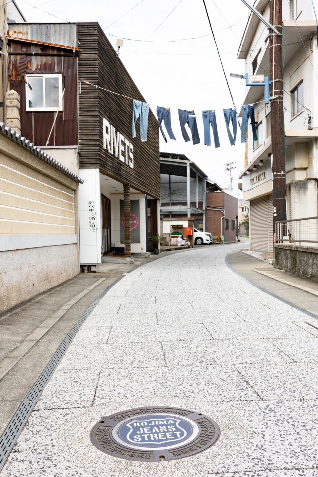 児島ジーンズストリート　マンホール（縦）