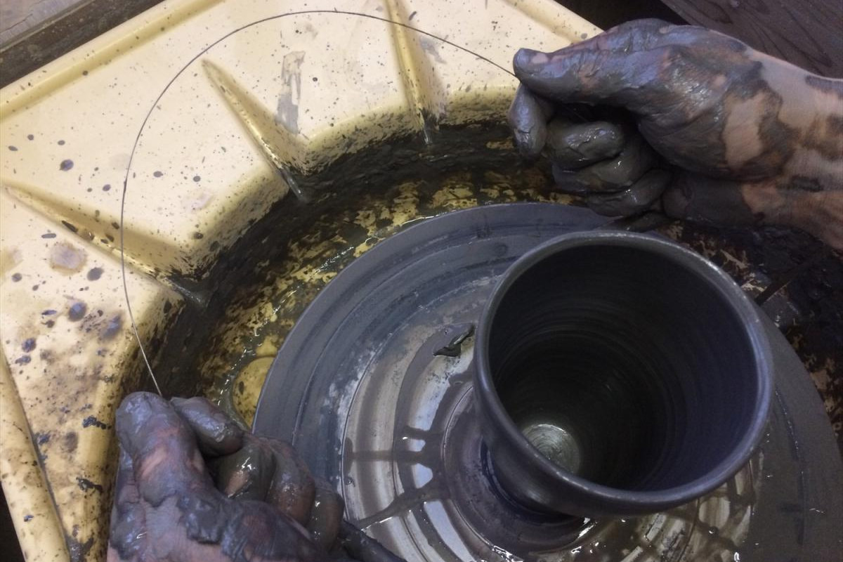 ⑧ろくろからコップを切り離して完成!