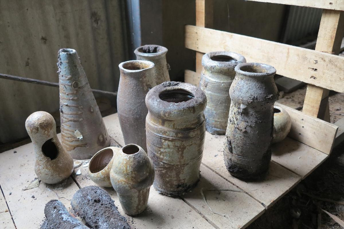 ②-2窯の中から焼き上がった作品を取り出す