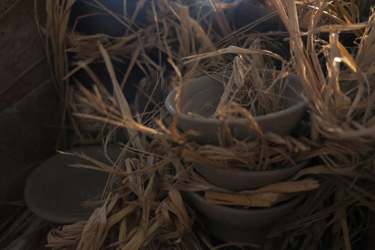 ・「窯詰め」で藁を巻いた茶碗(窯詰め時)