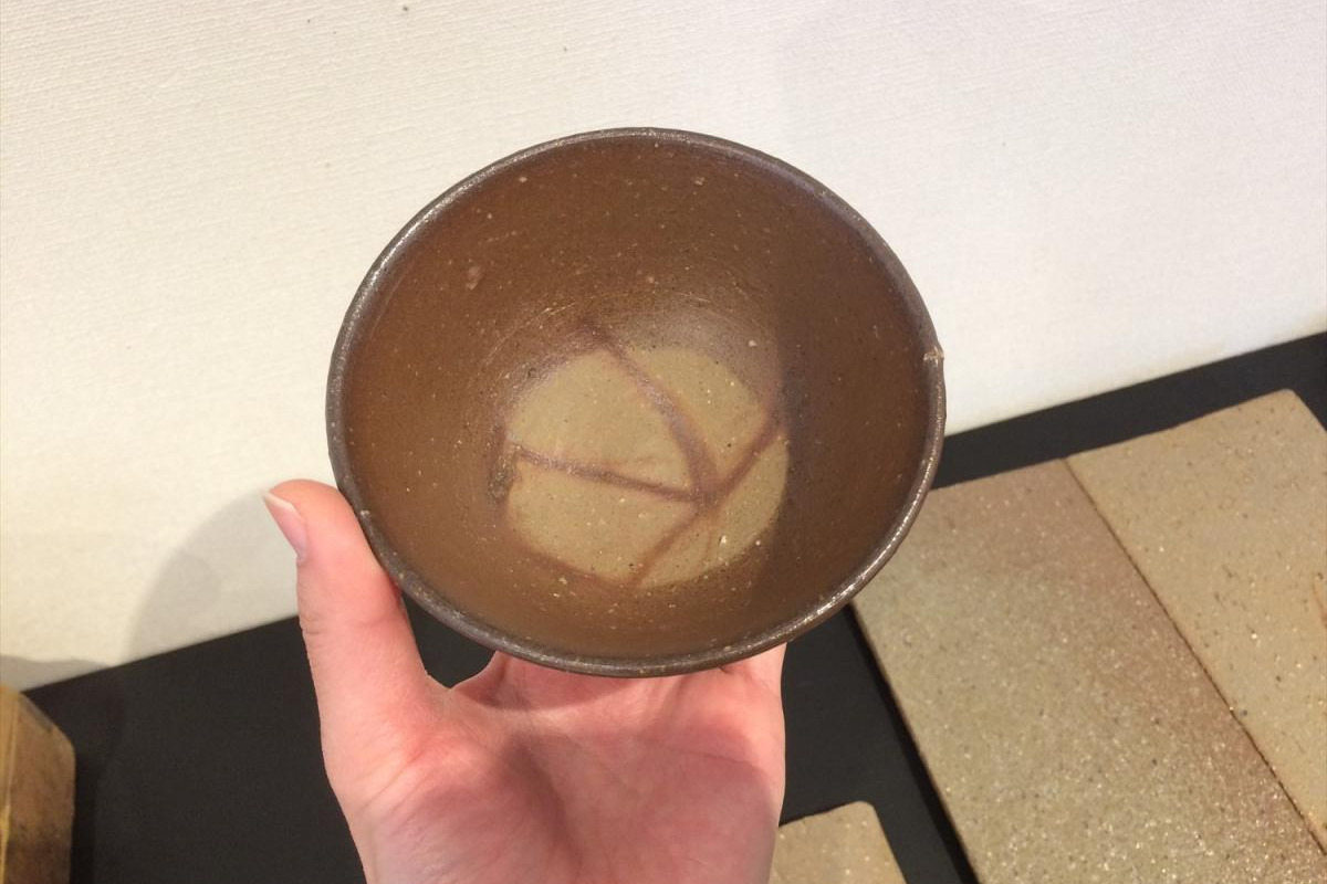 ・「窯詰め」で藁を巻いた茶碗(完成作品)