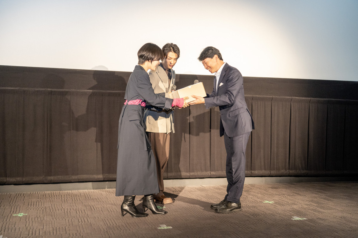 ゲスト登壇の知事から「晴王」贈呈