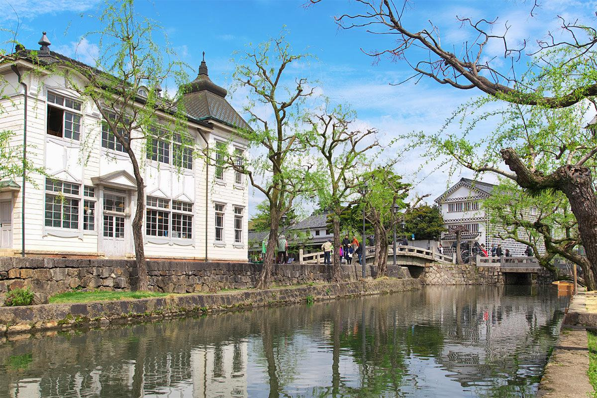 倉敷川河畔に建ち並ぶ洋館（倉敷館）と蔵