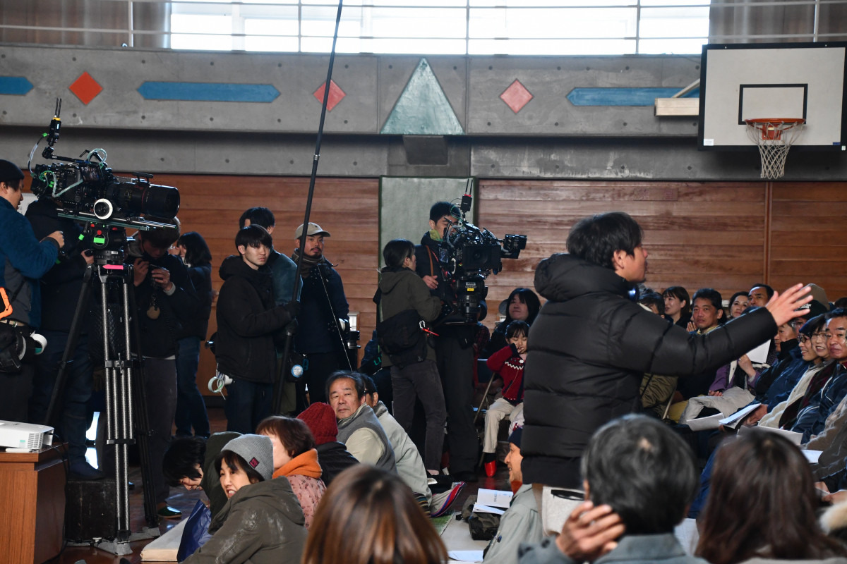 北木小学校の体育館(監督からの指示を仰ぐ)