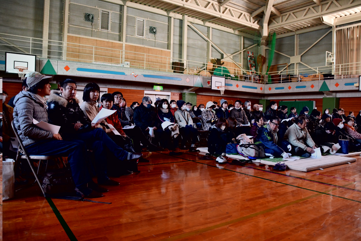 北木小学校の体育館(島の住民の方を中心に100名のエキストラが参加)