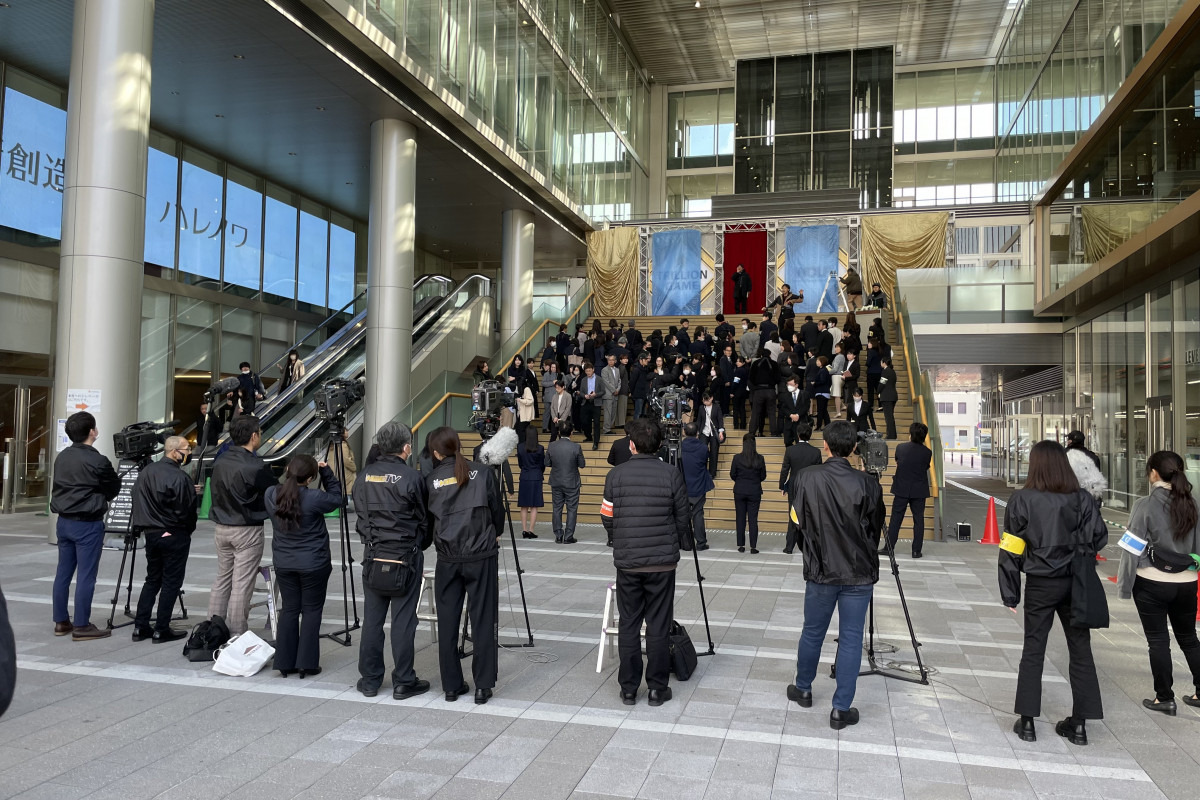 岡山芸術創造劇場ハレノワ(100名のエキストラの方々がマスコミ役で出演)