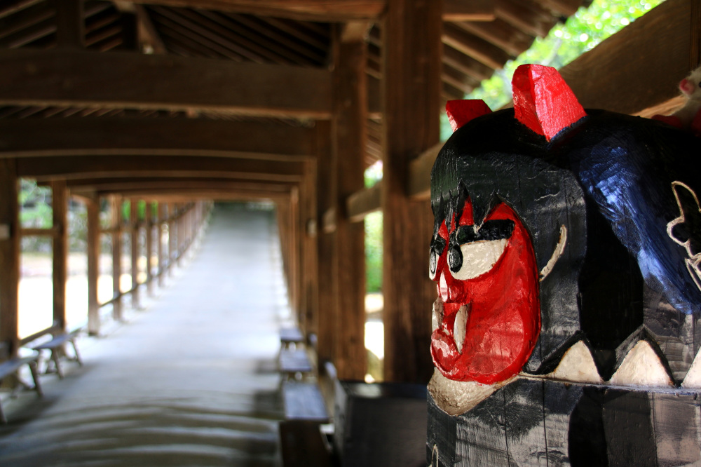 吉備津神社の回廊にある鬼（温羅）のオブジェ