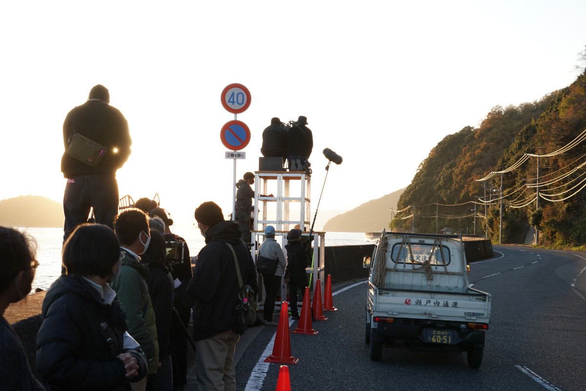 神島（夕焼けに映える穏やかな海沿いの道が最高です）