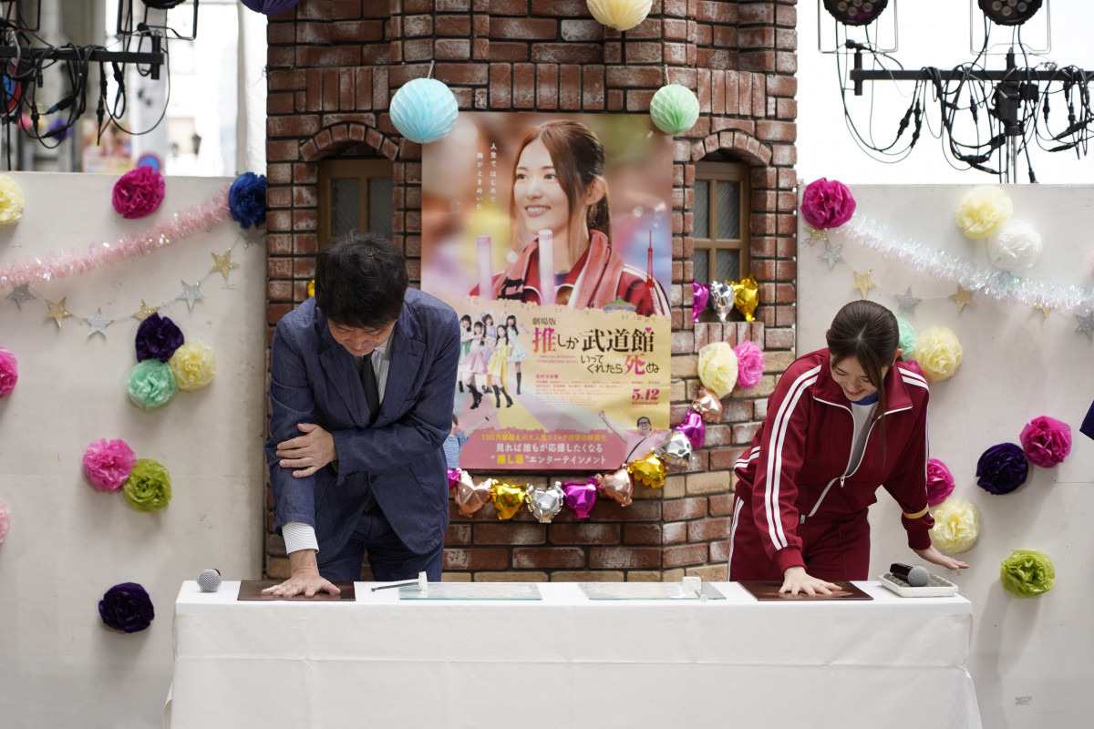 備前焼陶板への手形おしの作業