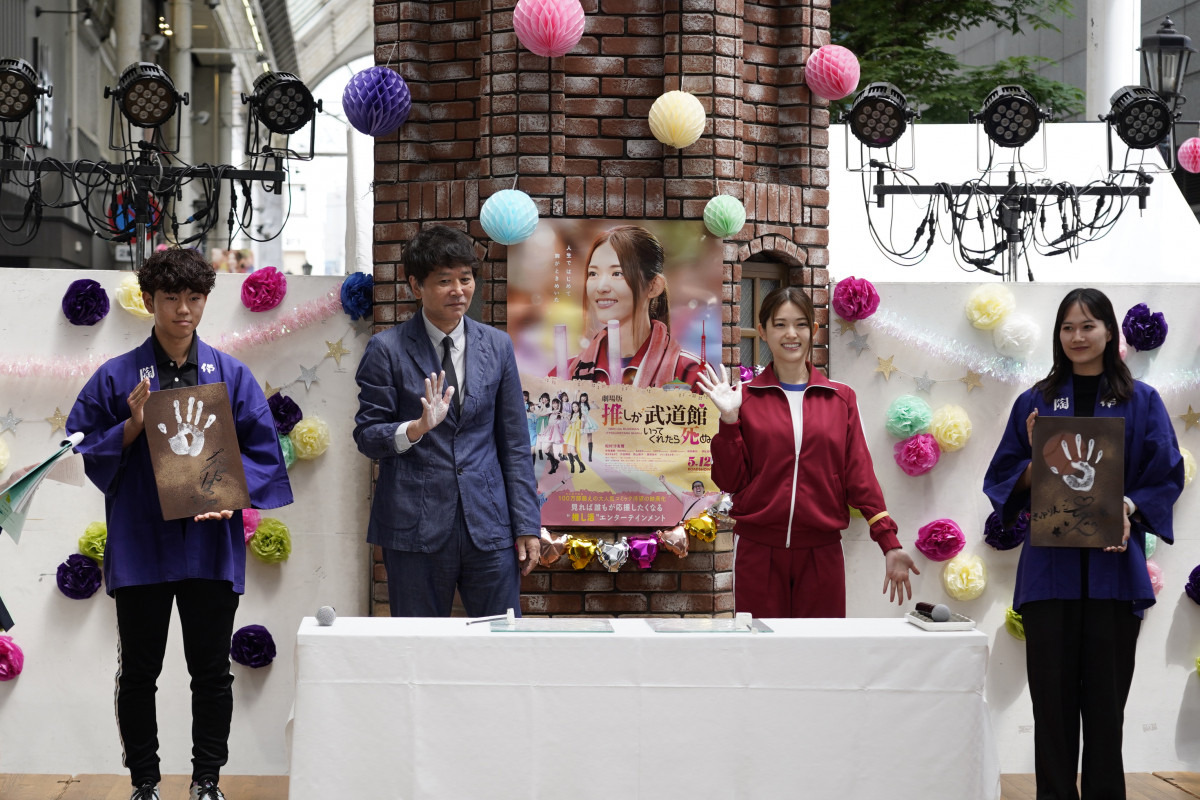 備前焼陶板へのサイン&手形を残していただきました!