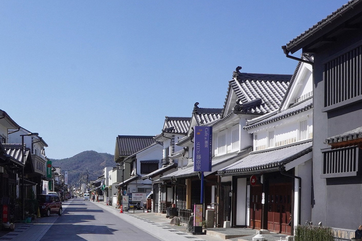 妻入り五軒並び(右)と矢掛の町並み