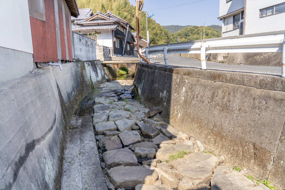 ホタルの保護のため川底を石張りに
