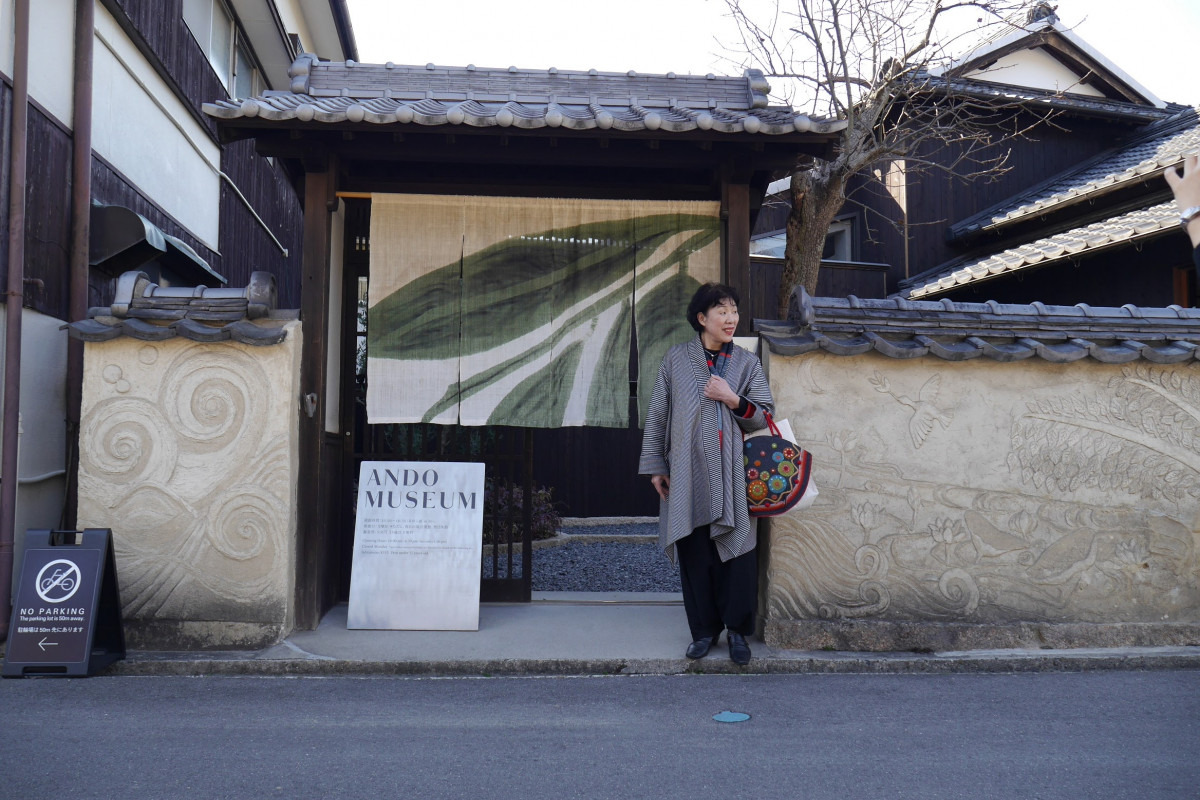 直島のANDO MUSEUM前で自作の暖簾と共に