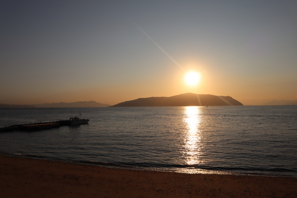 真鍋島から見る朝日
