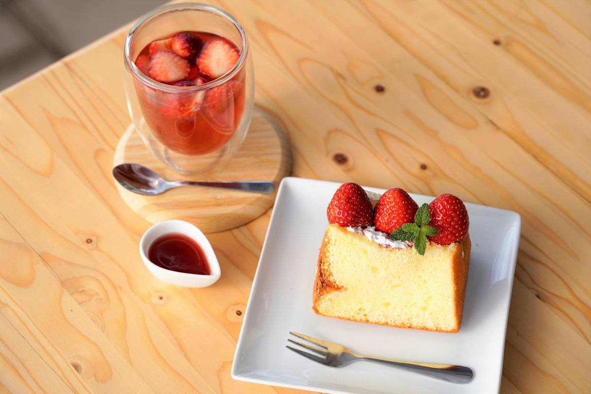 かもめファーム「カモン de café」の苺紅茶、季節のシフォン