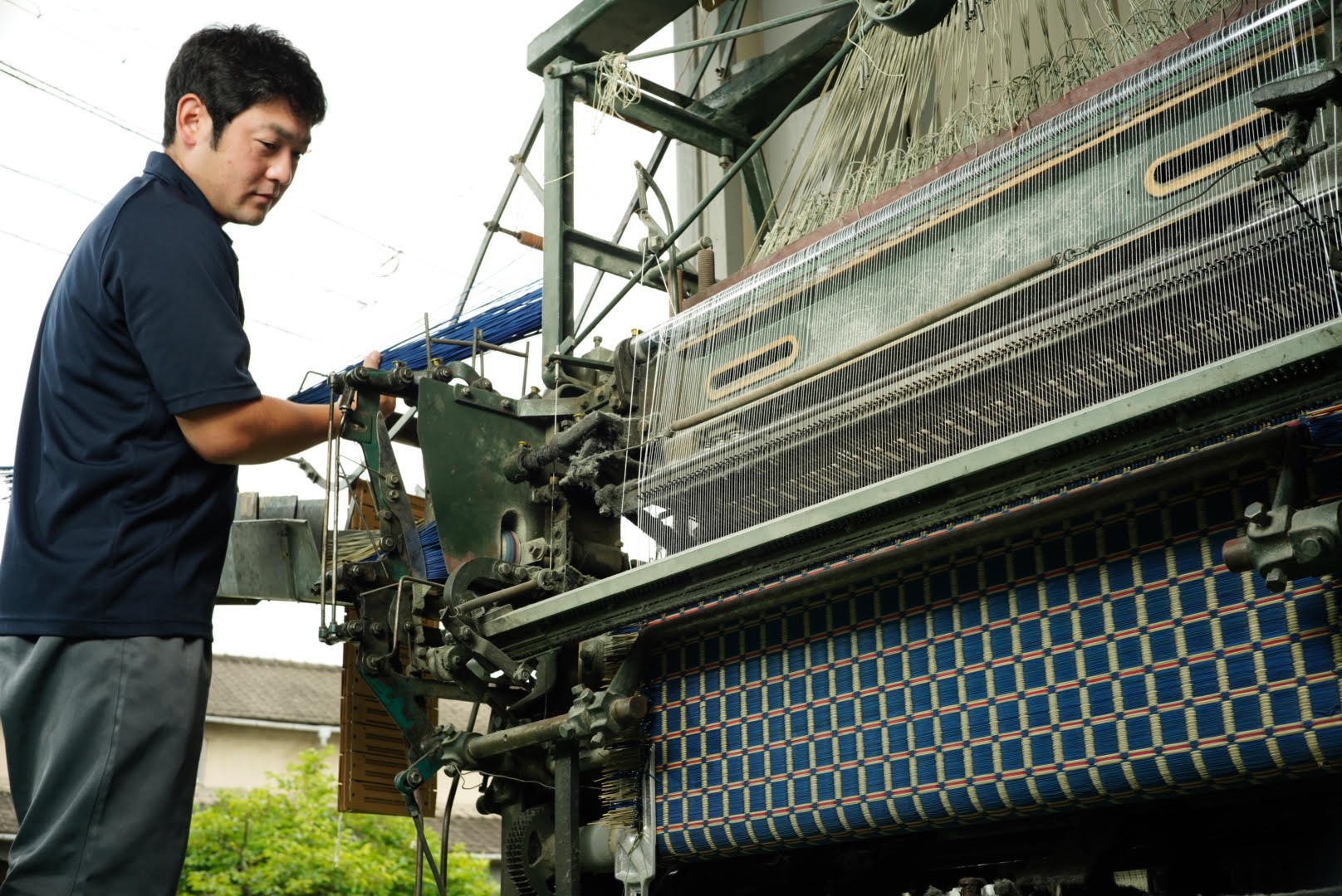 100年以上変わらない色と柄を生み出す「岡式織機」。年代ものの織機をメンテナンスしながら大切に使っています。