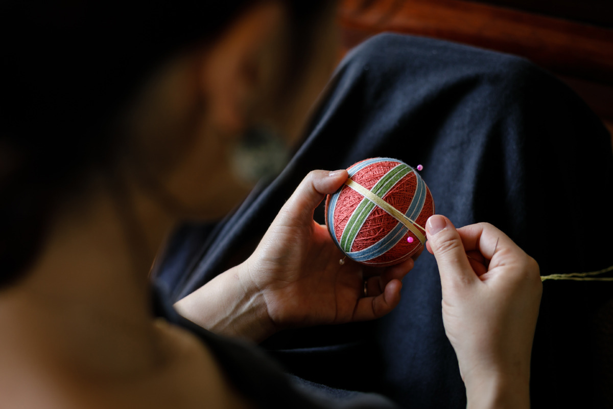 球体を正確に等分し、そのガイドを頼りにかがっていきます。かがりに使用する糸もできる限り自分たちで染めているそうです。