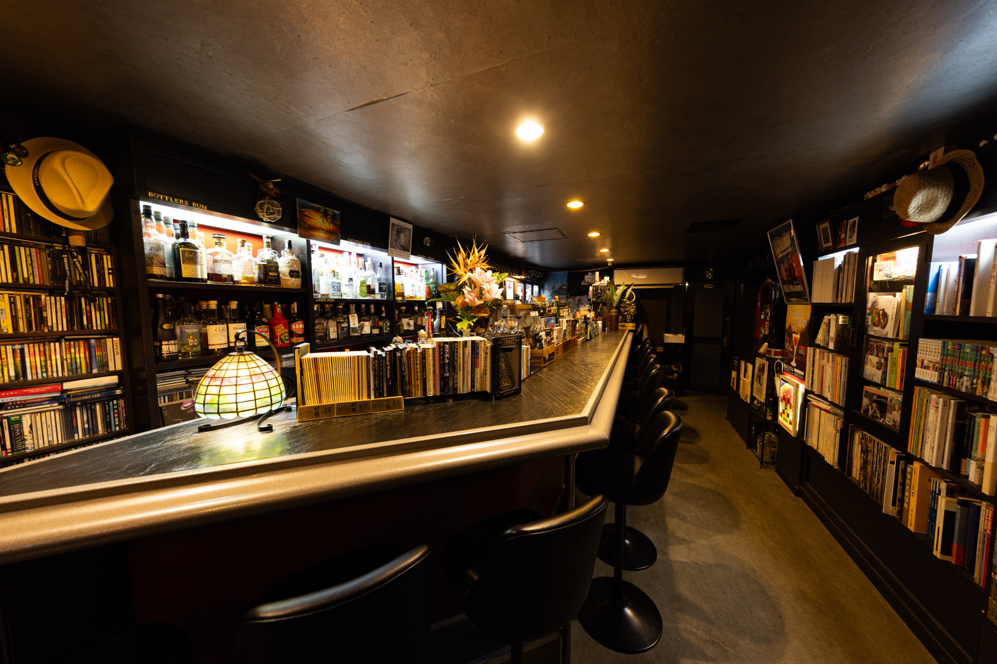 JR岡山駅から徒歩約9分のビル2階。カウンターのほか、テーブル席もあります。