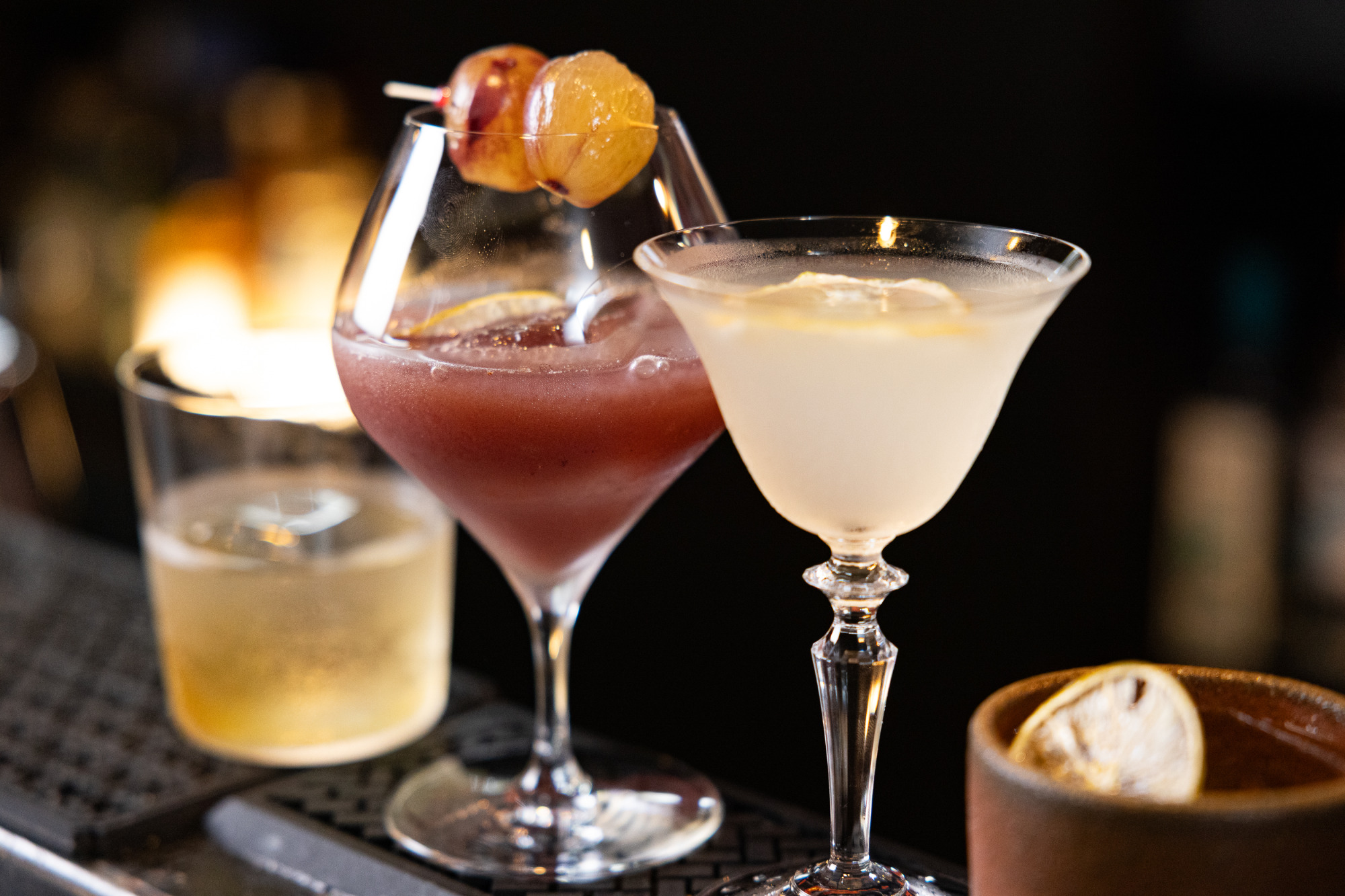 ダークラムをベースにした「ピオーネのカクテル」1,600円のほか、自家製ショウガウォッカを使った「モスコミュール」1,200円、瀬戸内エリアのホワイトラムやレモンリキュールを使った「瀬戸内XYZ」1,300円、「シングルモルト岡山」4,000円など