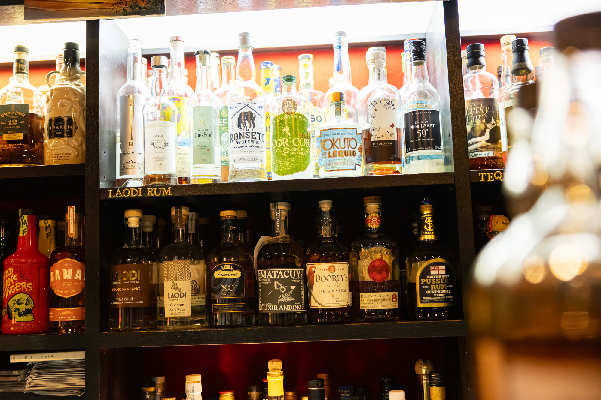 力を入れるラムは国内、海外のボトルがずらり。岡山県産サトウキビを使ったラムもあります。