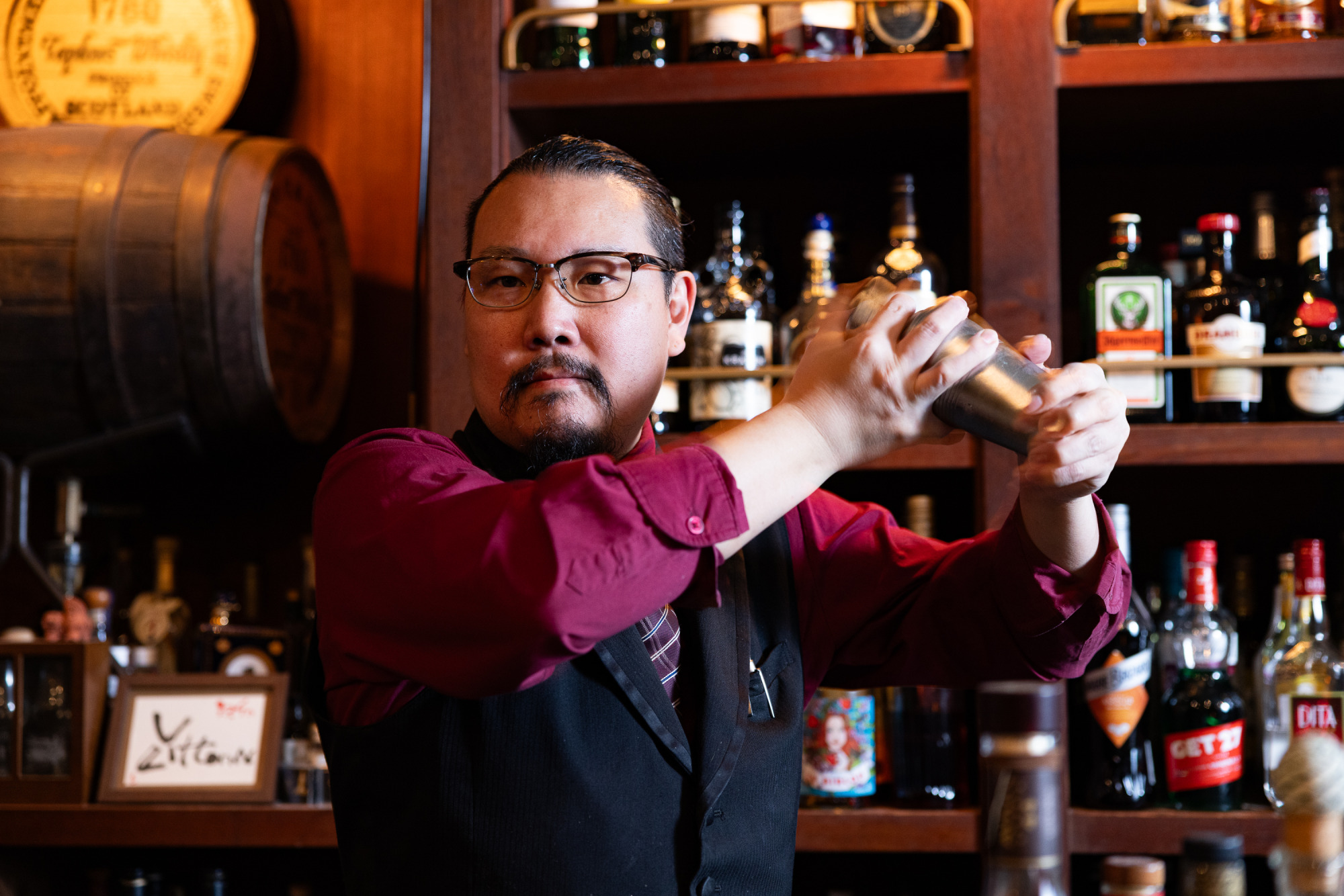 岡山のバーの歴史語る上で欠かせない『BAR LYTTON N』の創業は、昭和57年。その歴史を受け継ぐ2代目マスターの中本さん。