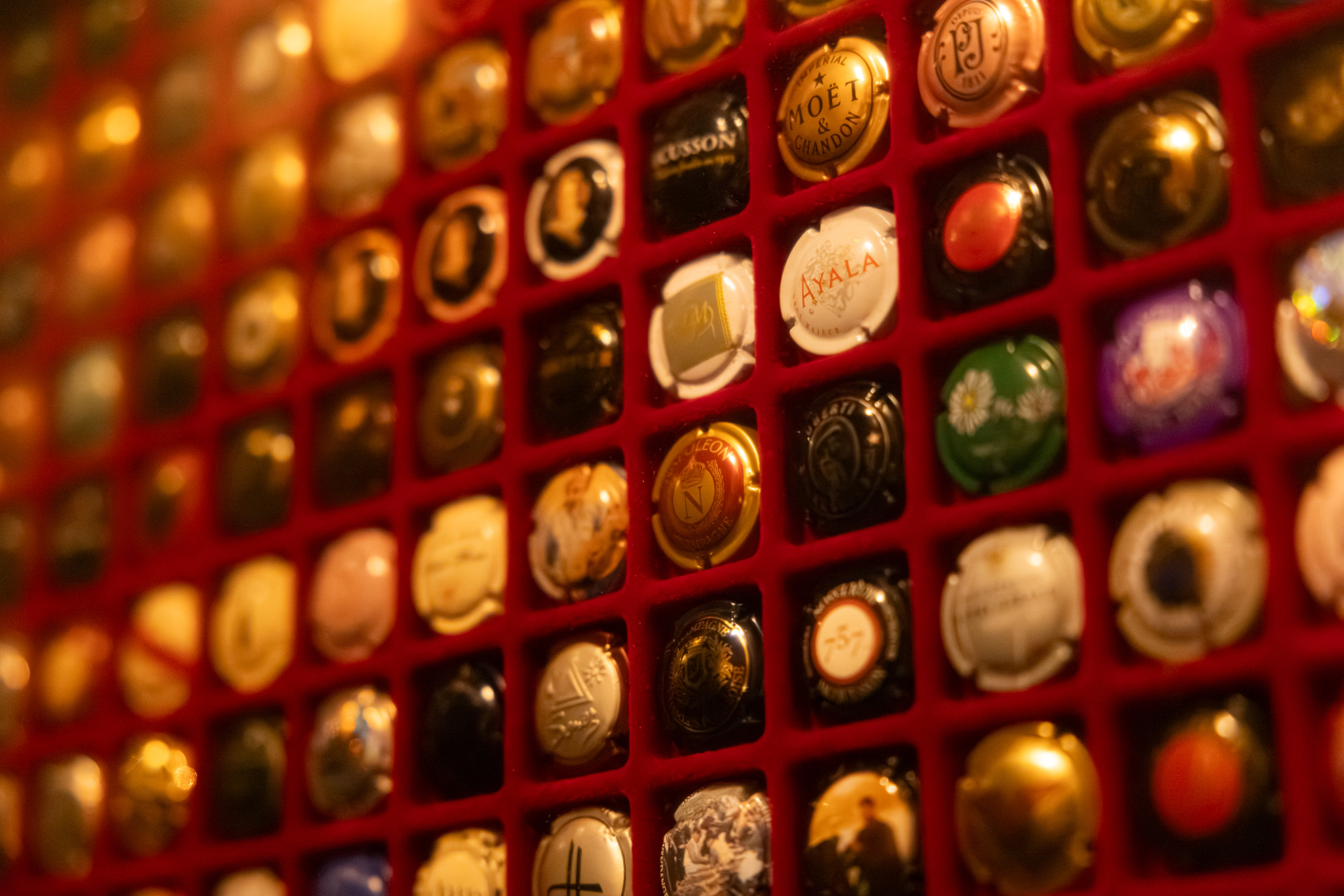 ワインも充実しており、フランスやチリ産を中心に100本を揃えています。