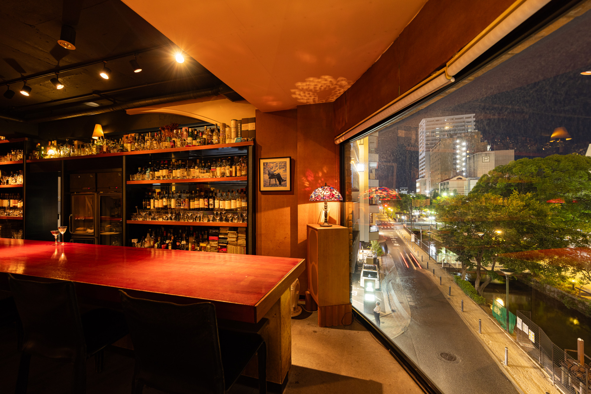 店内からは西川の夜景が望めます。