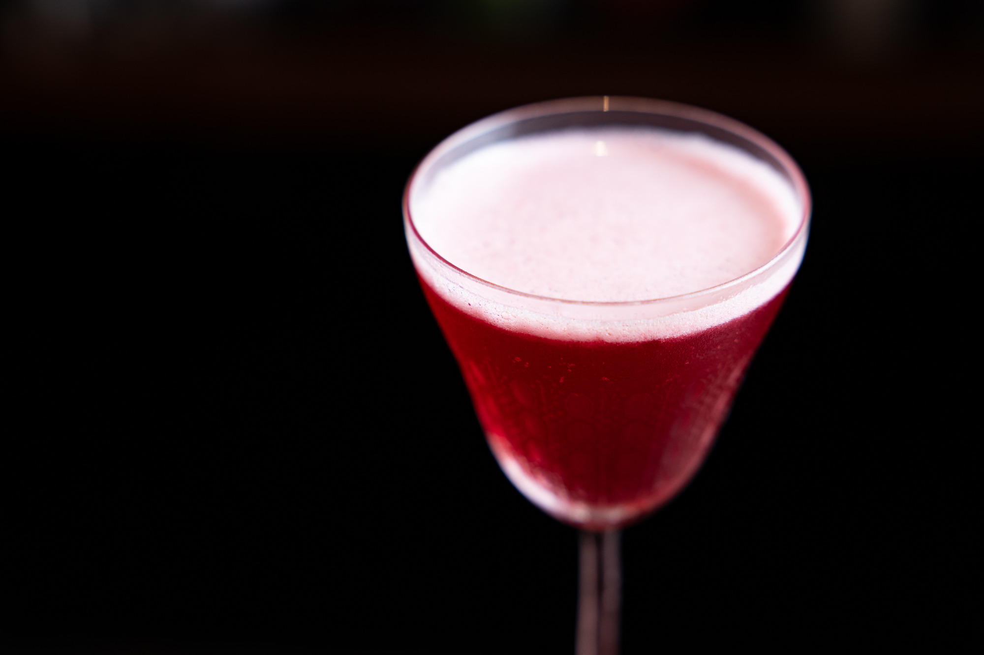 ウォッカベースでクランベリージュースを加えた「コスモポリタン」1,200円は、女性に人気。