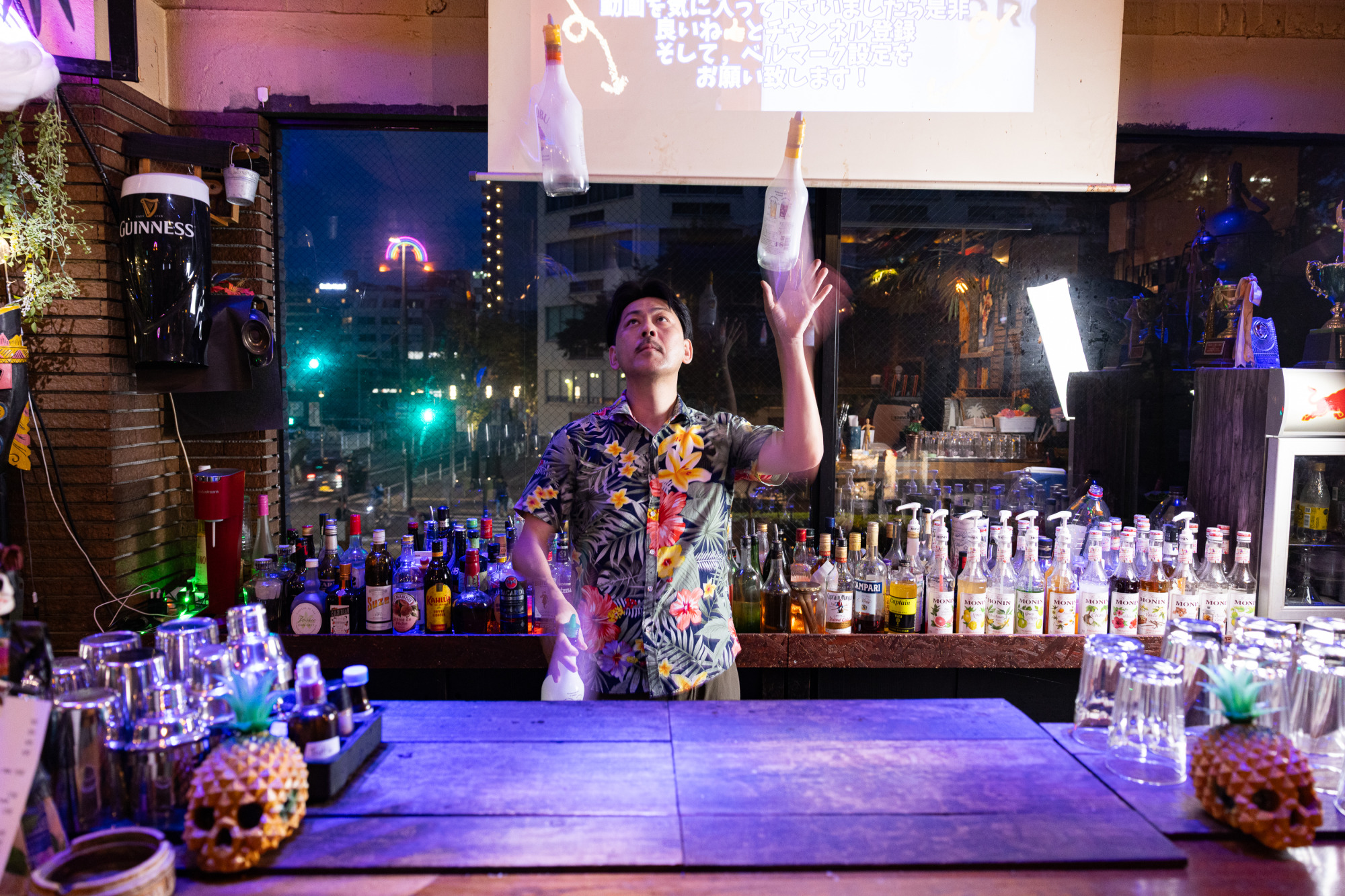 フレアバーテンダーの下村さんは、2008年・2013年の全国大会で優勝、2009年・2014年の世界大会では日本代表に選ばれました。