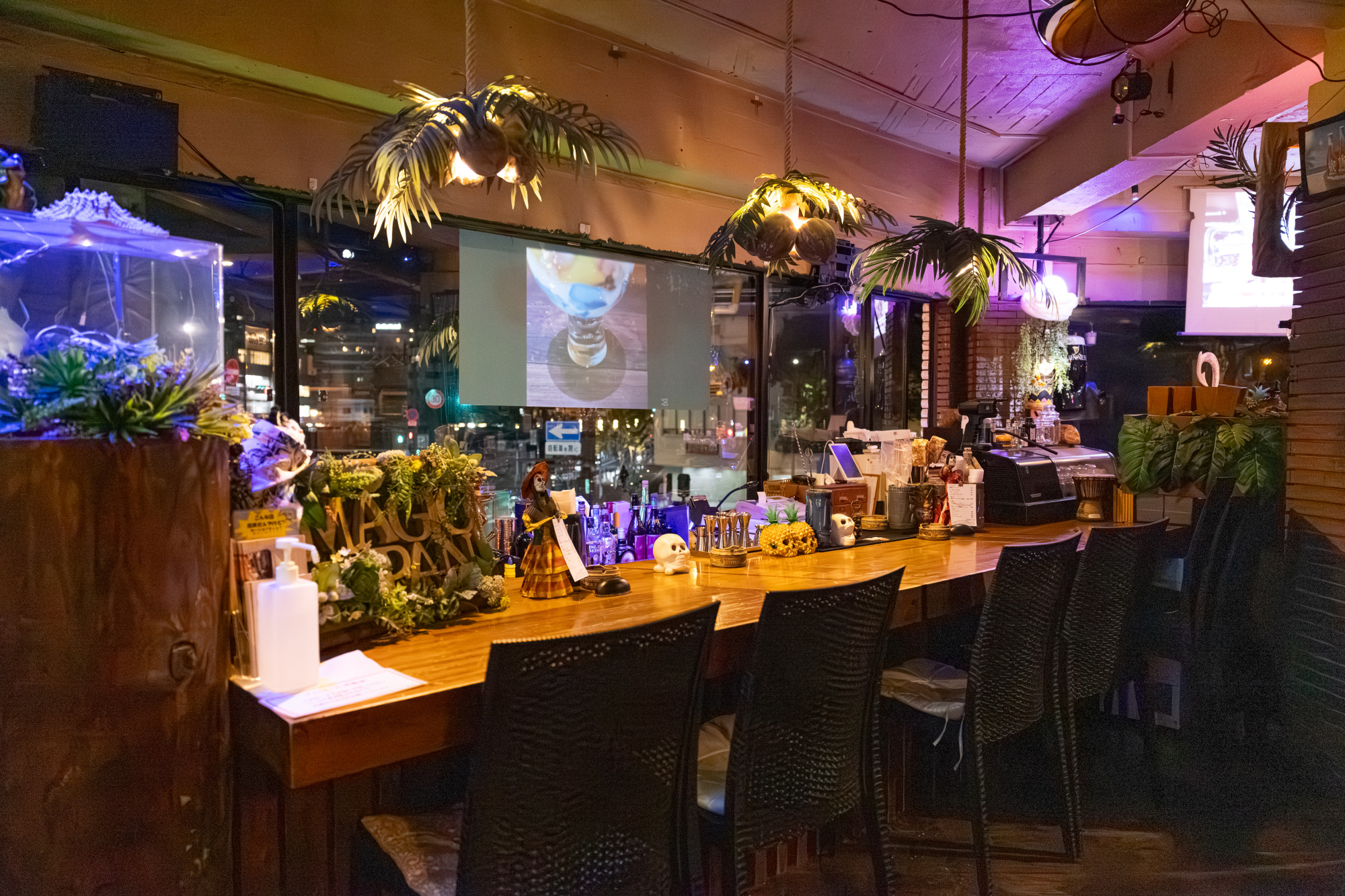 フードも充実し、ディナーも兼ねて気軽に訪れられる店内。