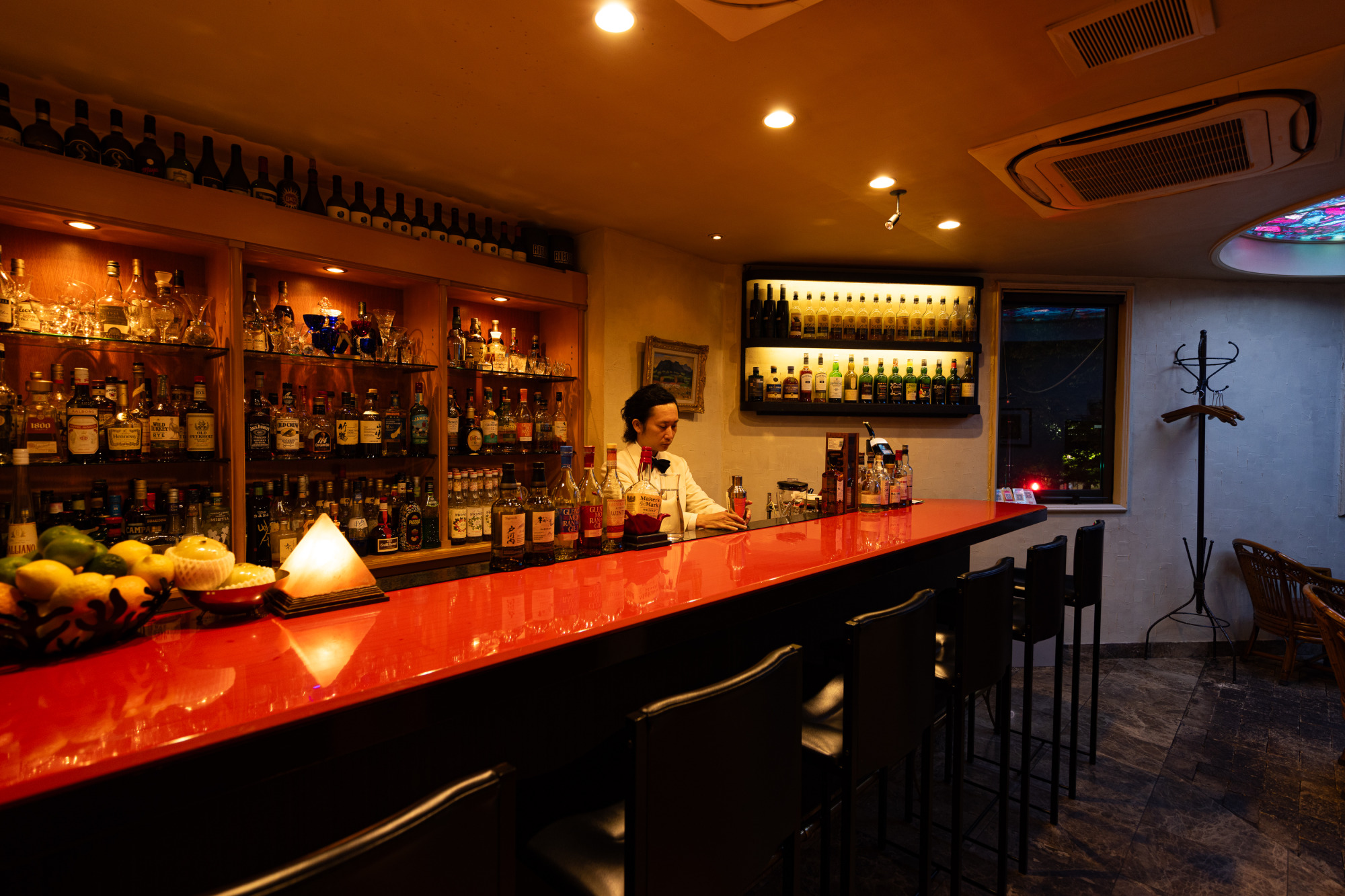 朱色のカウンターがひと際目を引く店内。