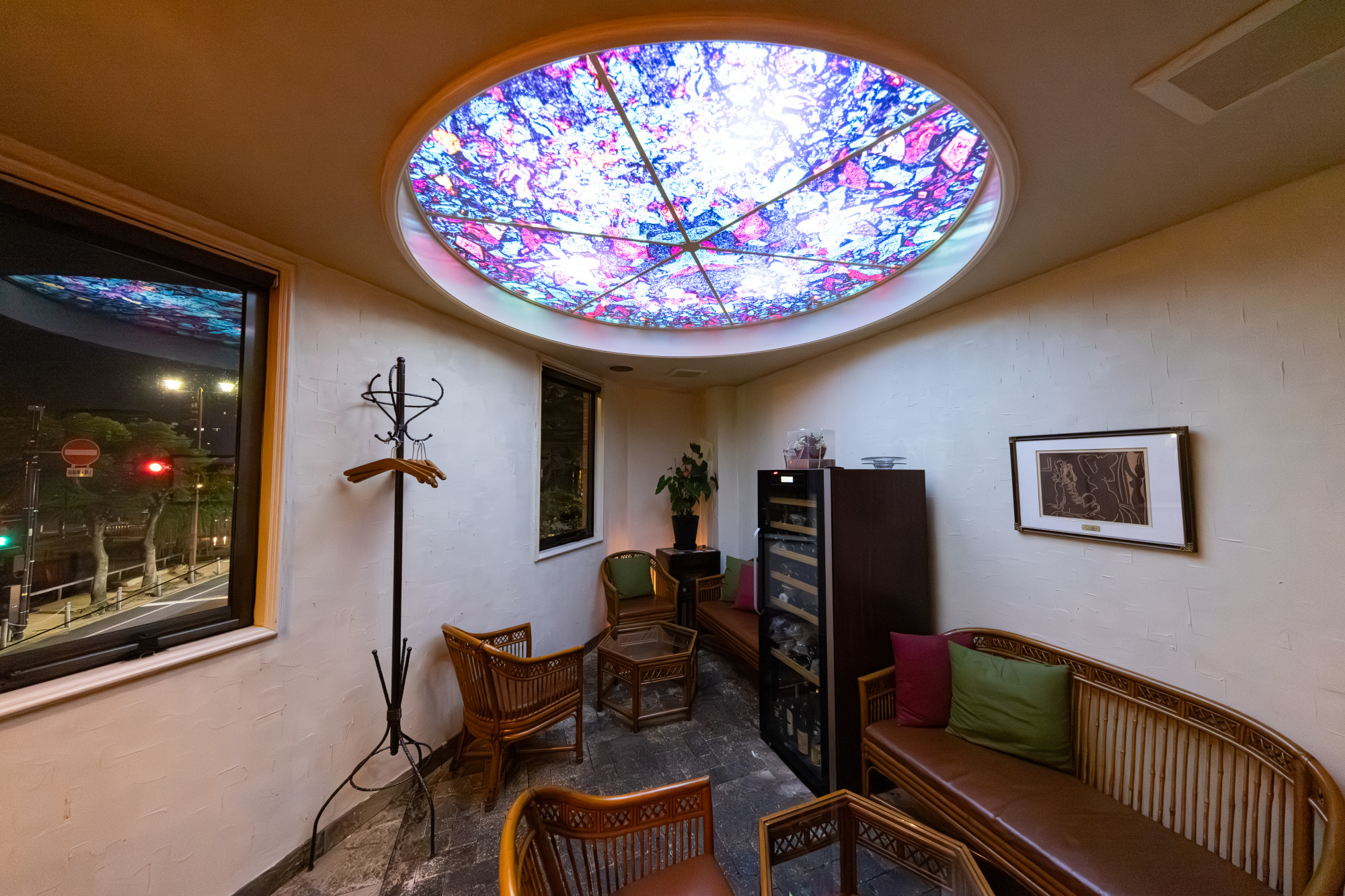 テーブル席の天井には、桃仁エキスを顕微鏡で拡大した写真を使った大きな円形の照明が。