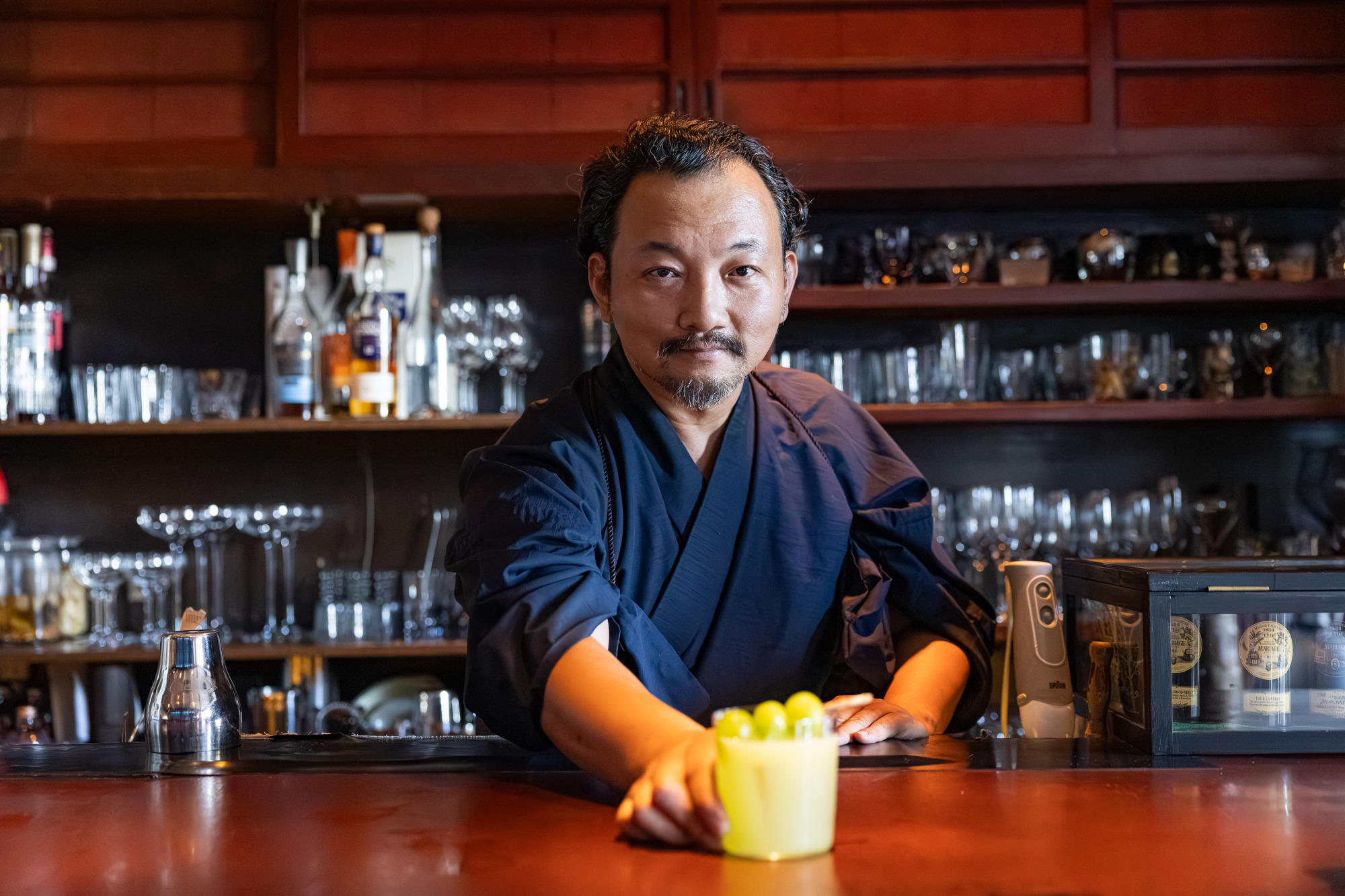 粋な着流し姿で華麗に一杯を提供してくれるマスターの野﨑さん。