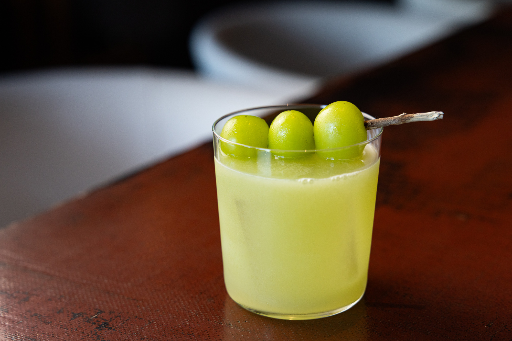 岡山のシャインマスカットと台湾のウーロン茶を使った「シャインマスカットとお茶のカクテル」1,300円