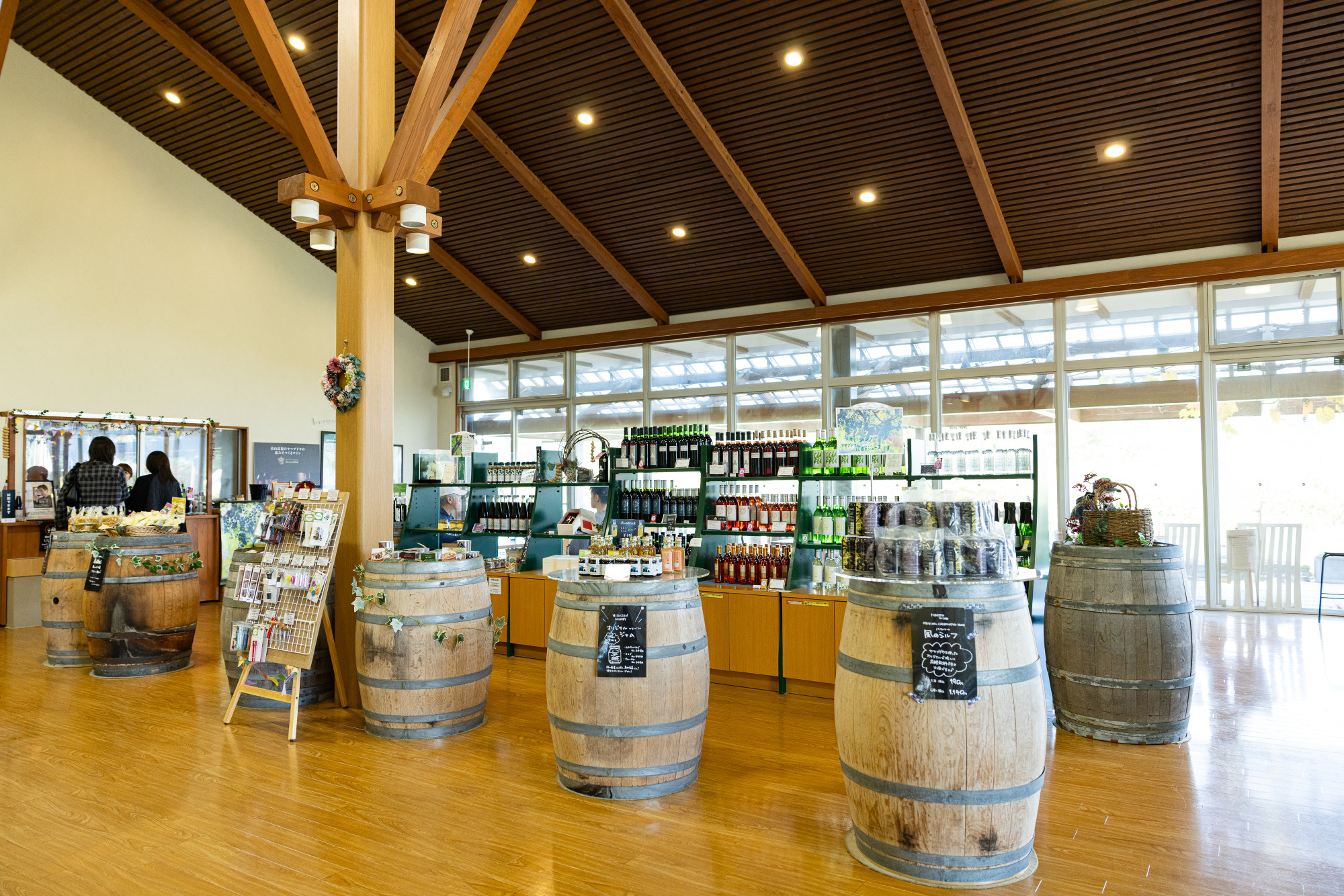 醸造したワインがずらりと並ぶショップスペース。蒜山地域で作られたチーズをはじめ、併せて味わいたいおつまみも販売しています。