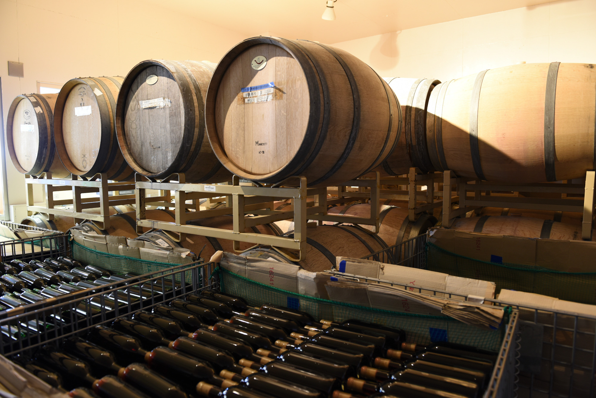 醸造は、ヤマブドウと相性のよいオーク樽で行っています。ひと樽ごとに個性があり、熟成スピードや香りが異なるそうです。