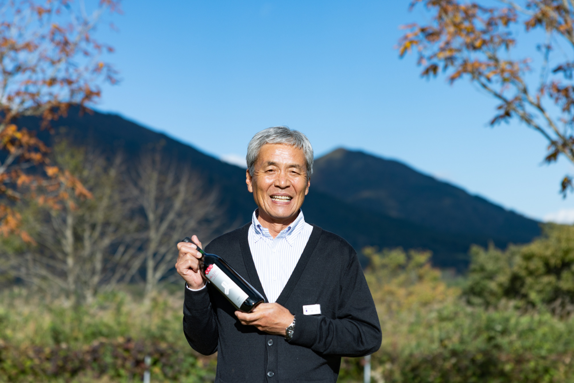 「ひるぜんワイナリー」会長の植木啓司さん。訪れたお客様にヤマブドウのワインについて丁寧に説明をしてくださいます。