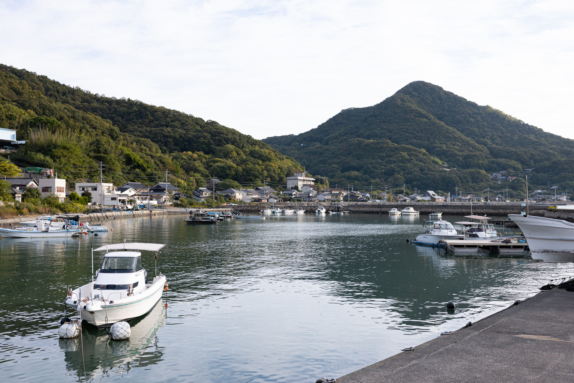 すぐ山が迫る漁協前の港