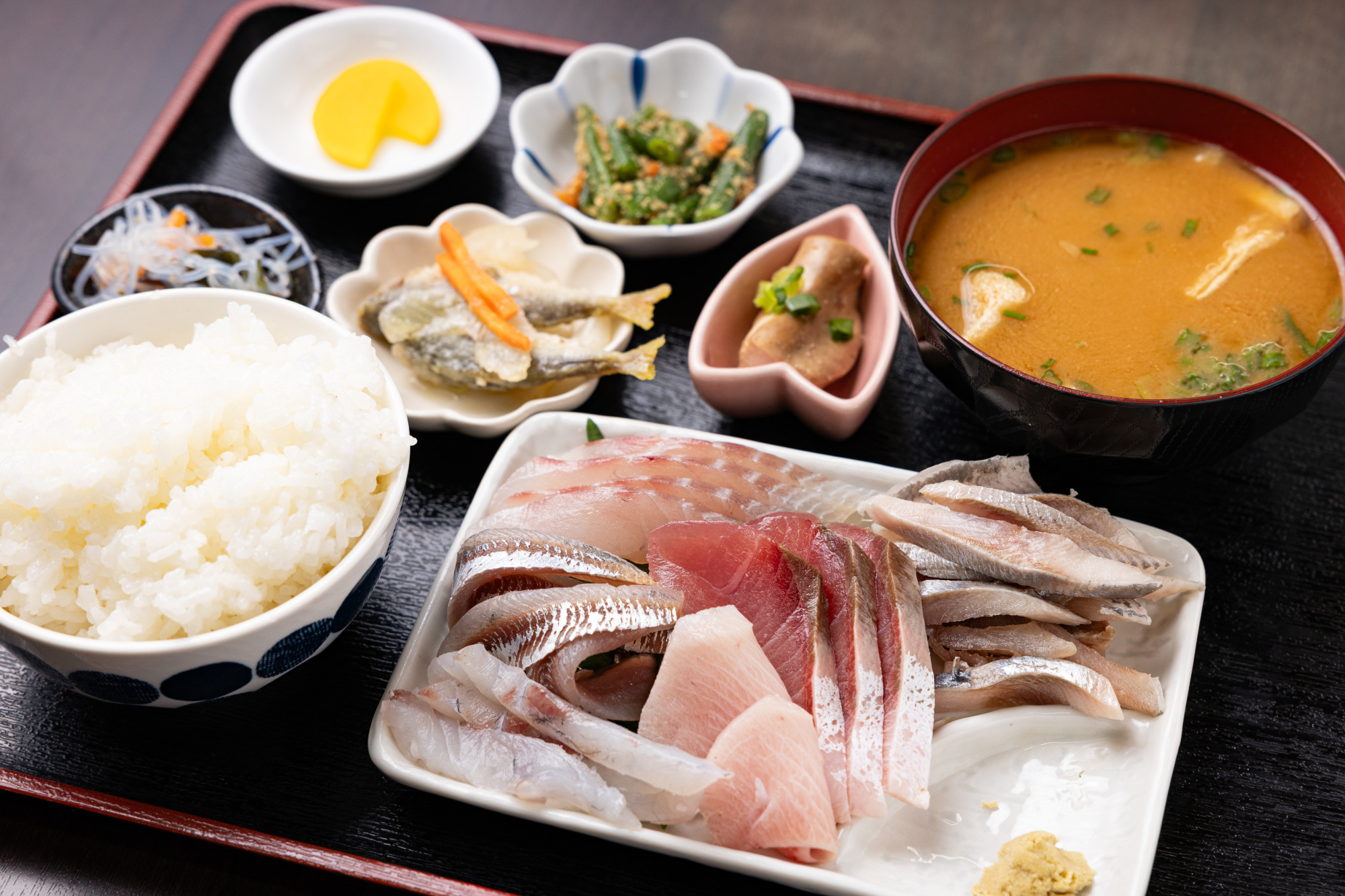 「朝どれ刺身定食」1,600円 ※日によって変更あり