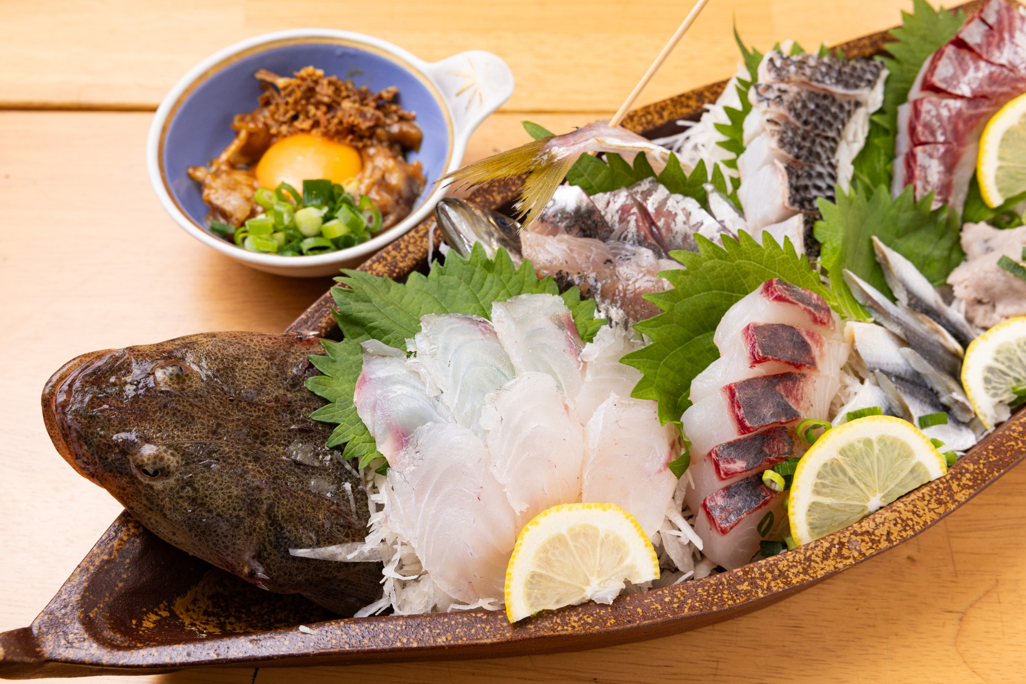 「名物・地魚船盛り(7種)」2,750円、「ひらユッケ」878円