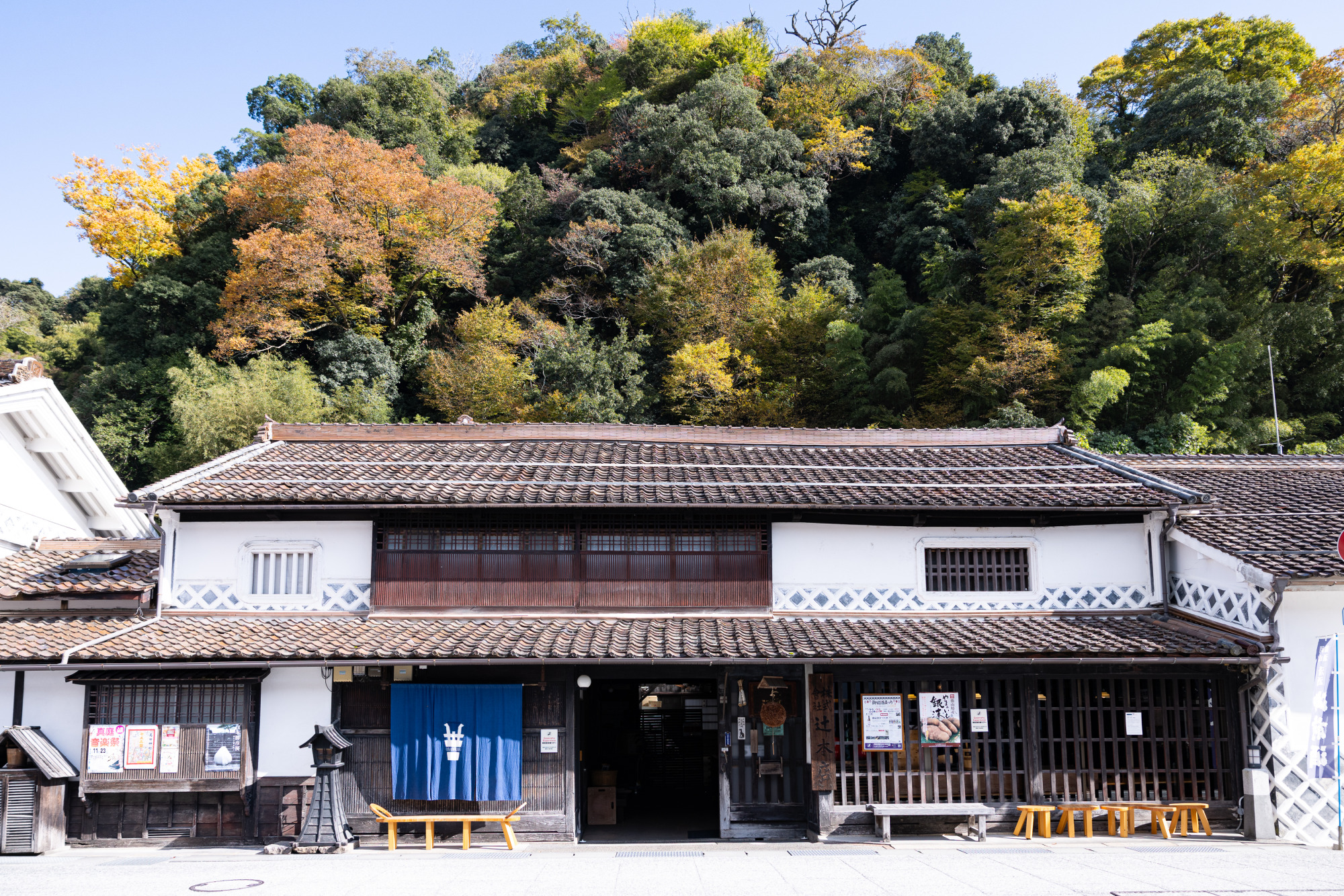 真庭市・勝山町並み保存地区にある「辻本店」。歴史ある建物の店舗兼母屋は国登録有形文化財に登録されています。