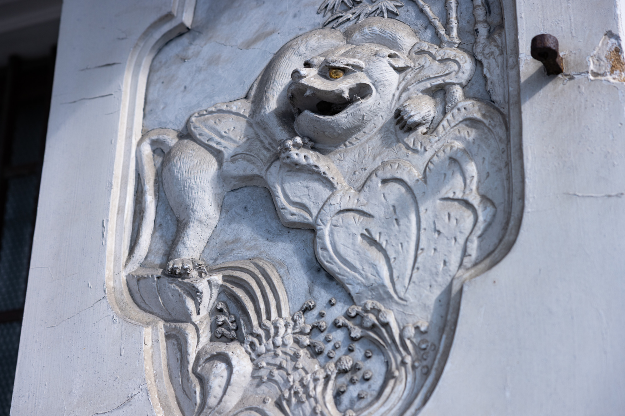 店舗兼主屋隣りの「衣裳蔵」の扉には、竜虎の鏝絵が施されています。