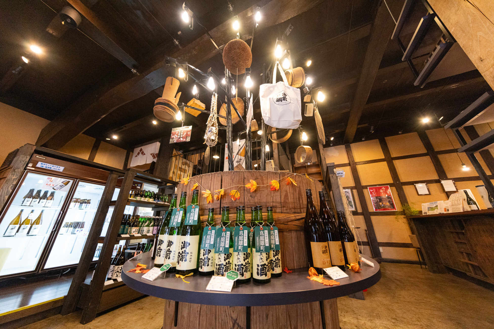 店舗兼主屋向かいには、蔵元直営の「お食事処 西蔵」、ショップ「SUMIYA」があります。