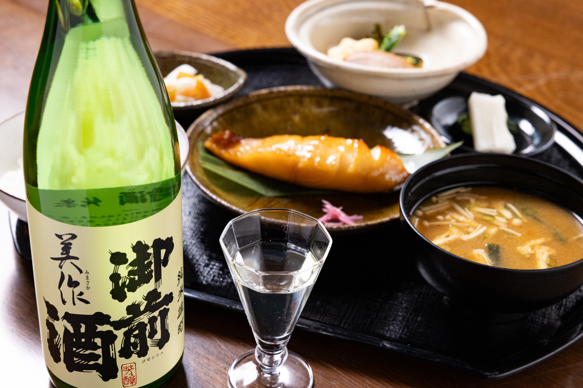 つややかな「銀鱈の粕漬け」は、ひと口食べるとうま味がふわりと広がります。「美作」1合660円。